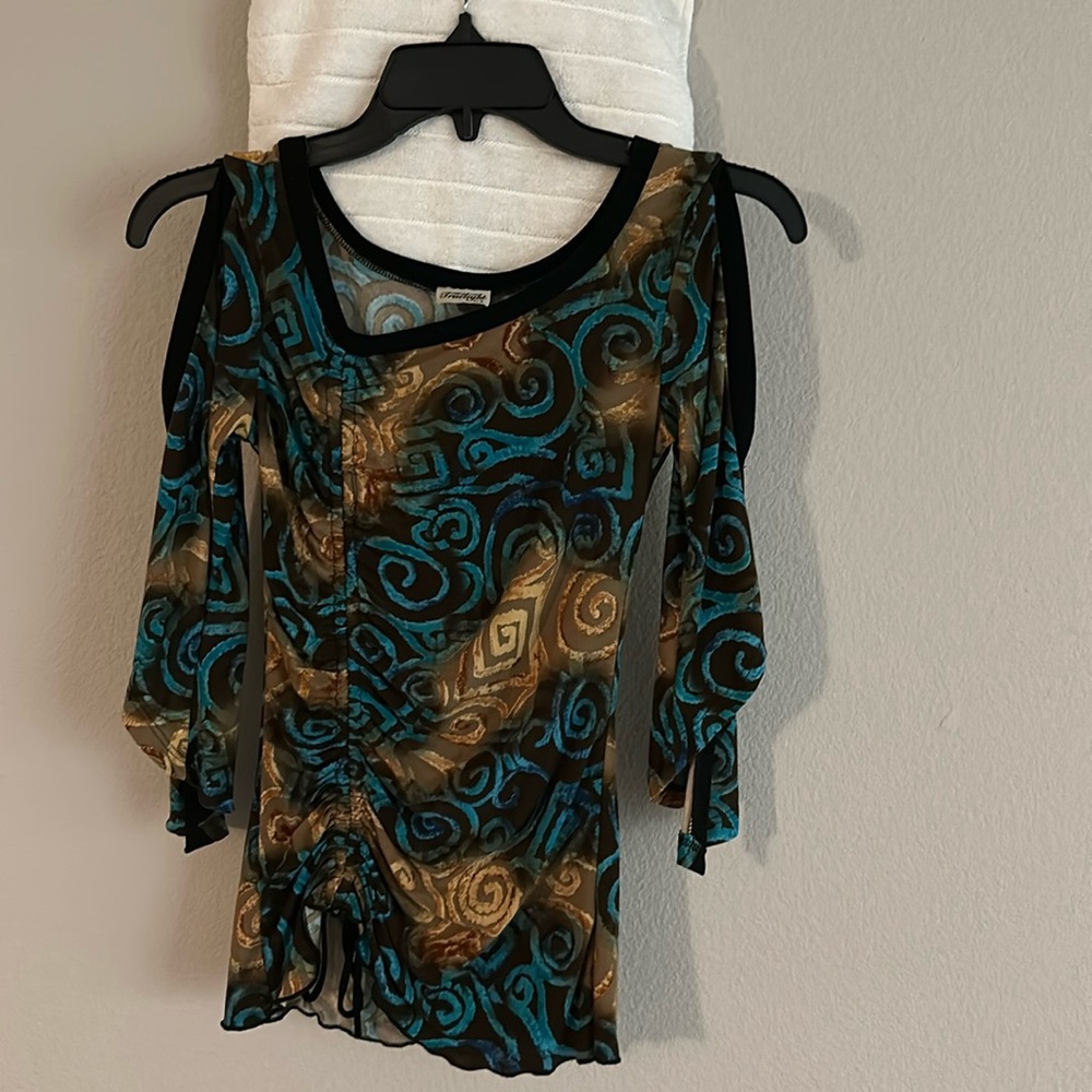 Cute top
Asymmetric neck 
Open sleeves
Ties on the R side 
Smoke & pet free